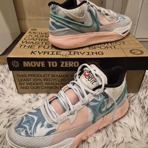 Nike Kyrie Irving Women's Shoes - Multicolor